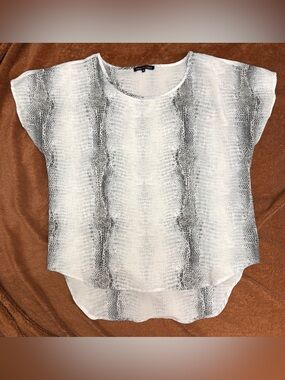 Violet & Clare Women’s hi-low snakeskin top size M gray and white